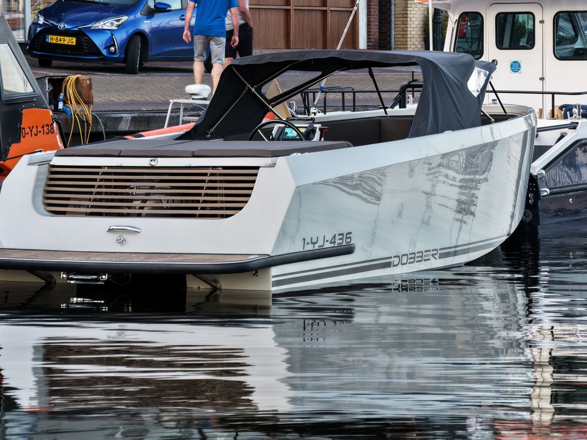 Achterkant van de DOBBER 750 met grille en zwemplatform in de haven
