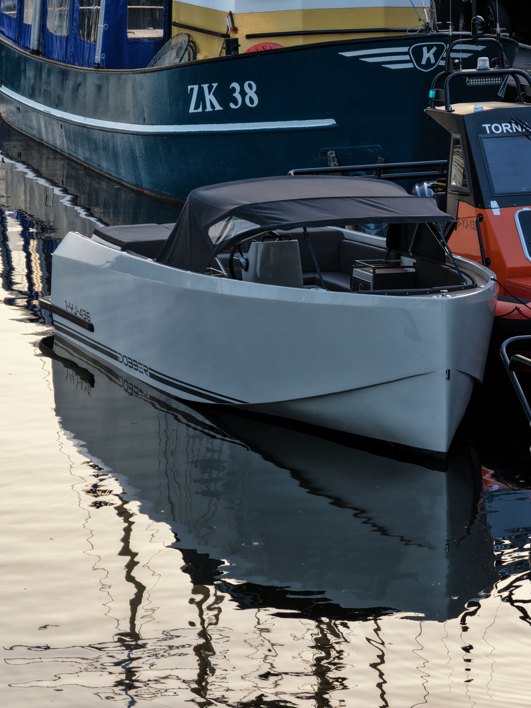 Boeg van de DOBBER 750 met spiegeling in het water
