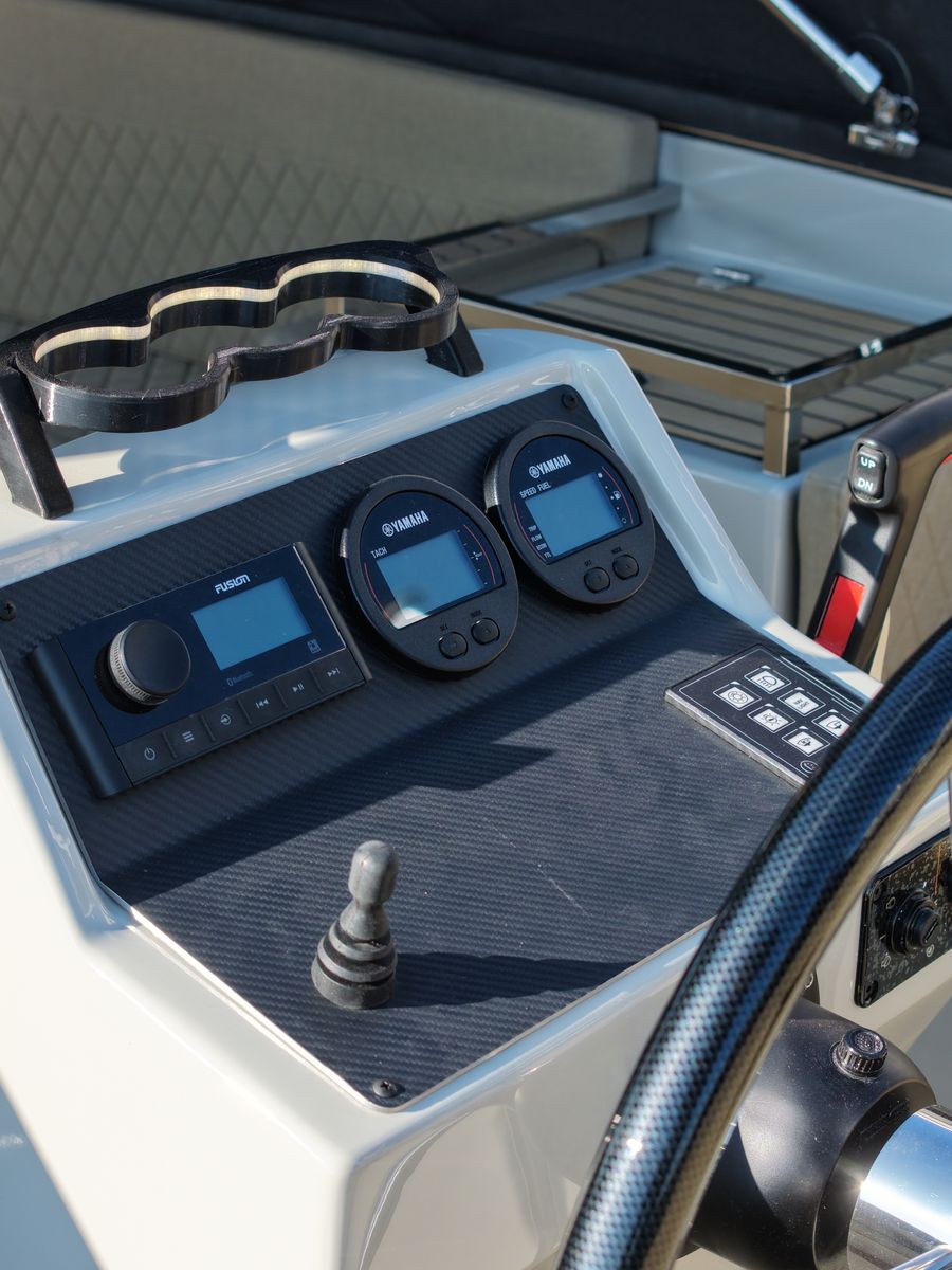 Dashboard met Yamaha-meters en Fusion-radio