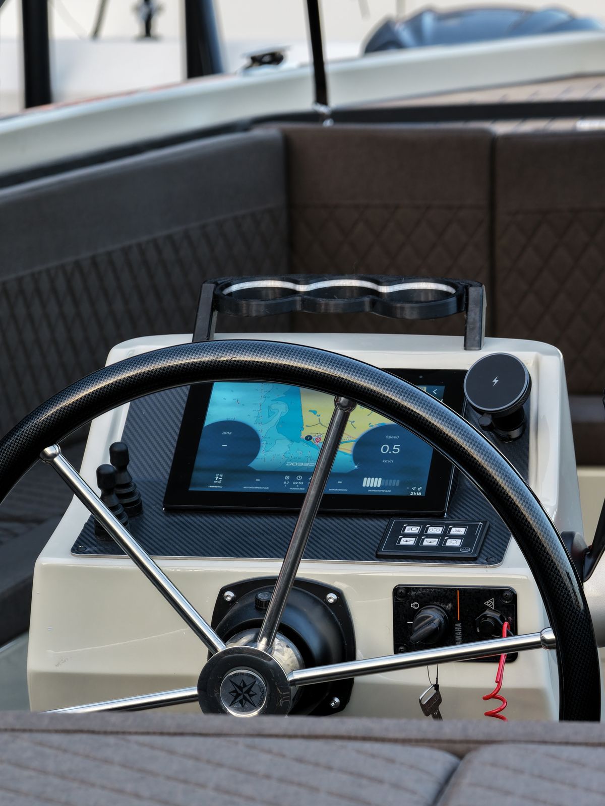 Dashboard met het DOBBER-scherm en carbon stuurwiel