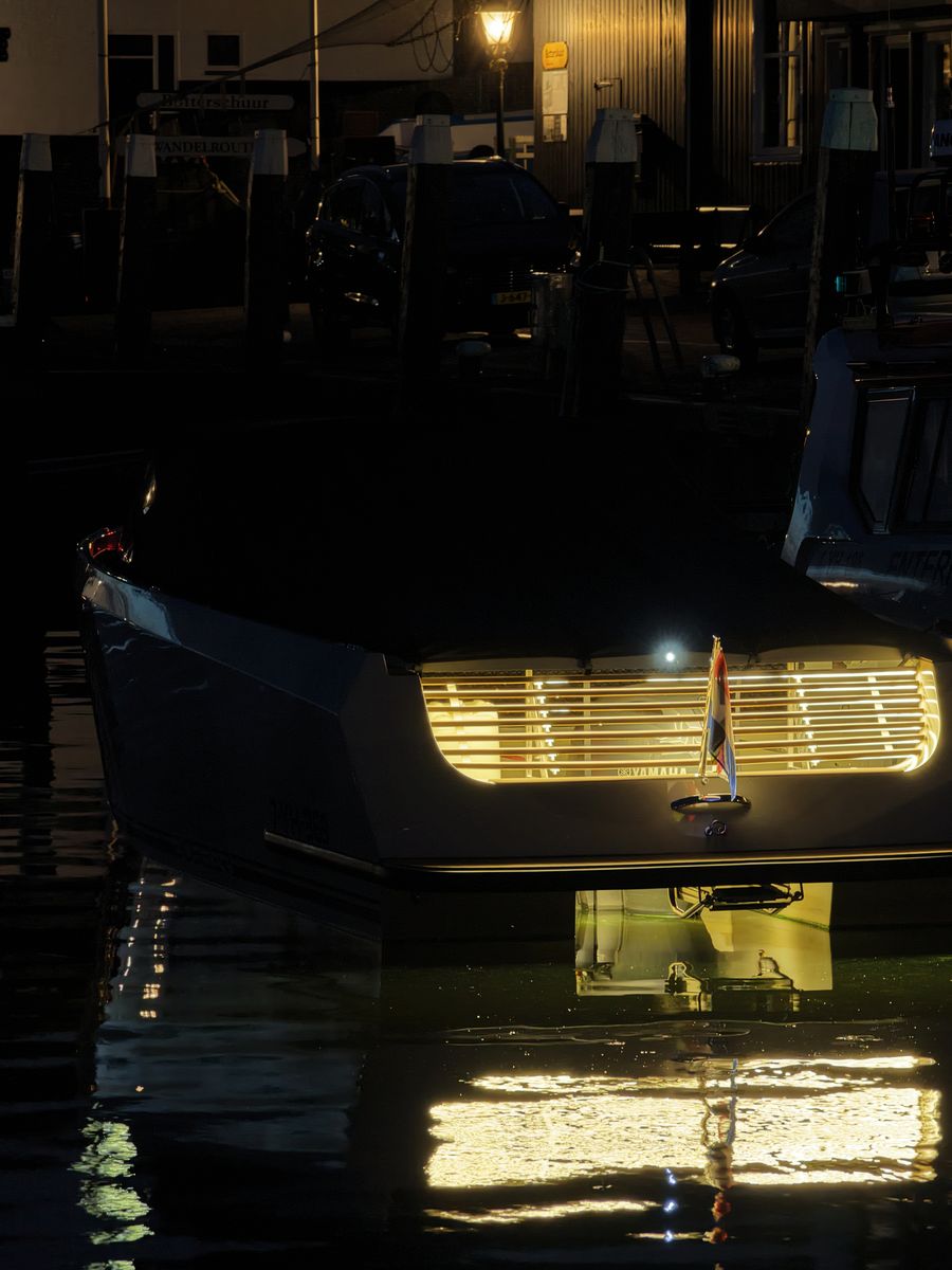 Verlichte grille aan de achterkant bij avond