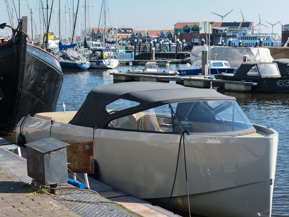 DOBBER 750 met kap afgemeerd in de haven van Urk