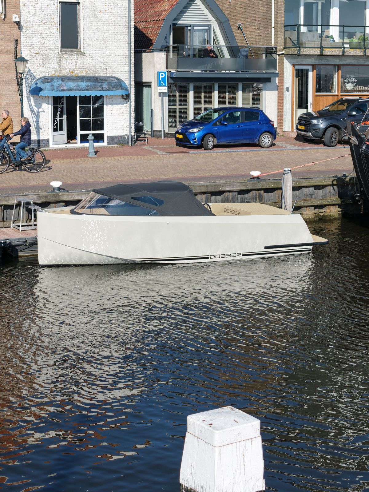DOBBER 750 langs de kade