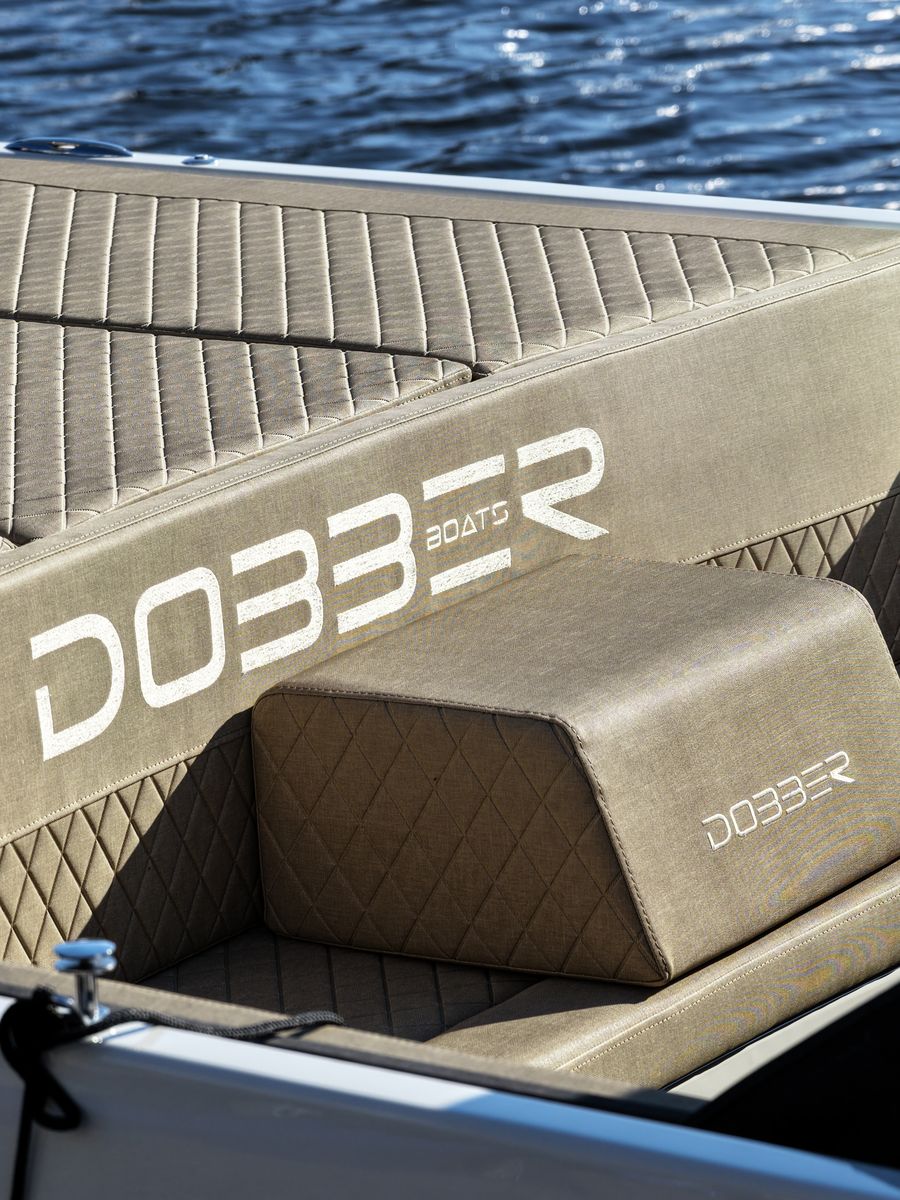 Kussen met geborduurd DOBBER-logo en ruitstiksel