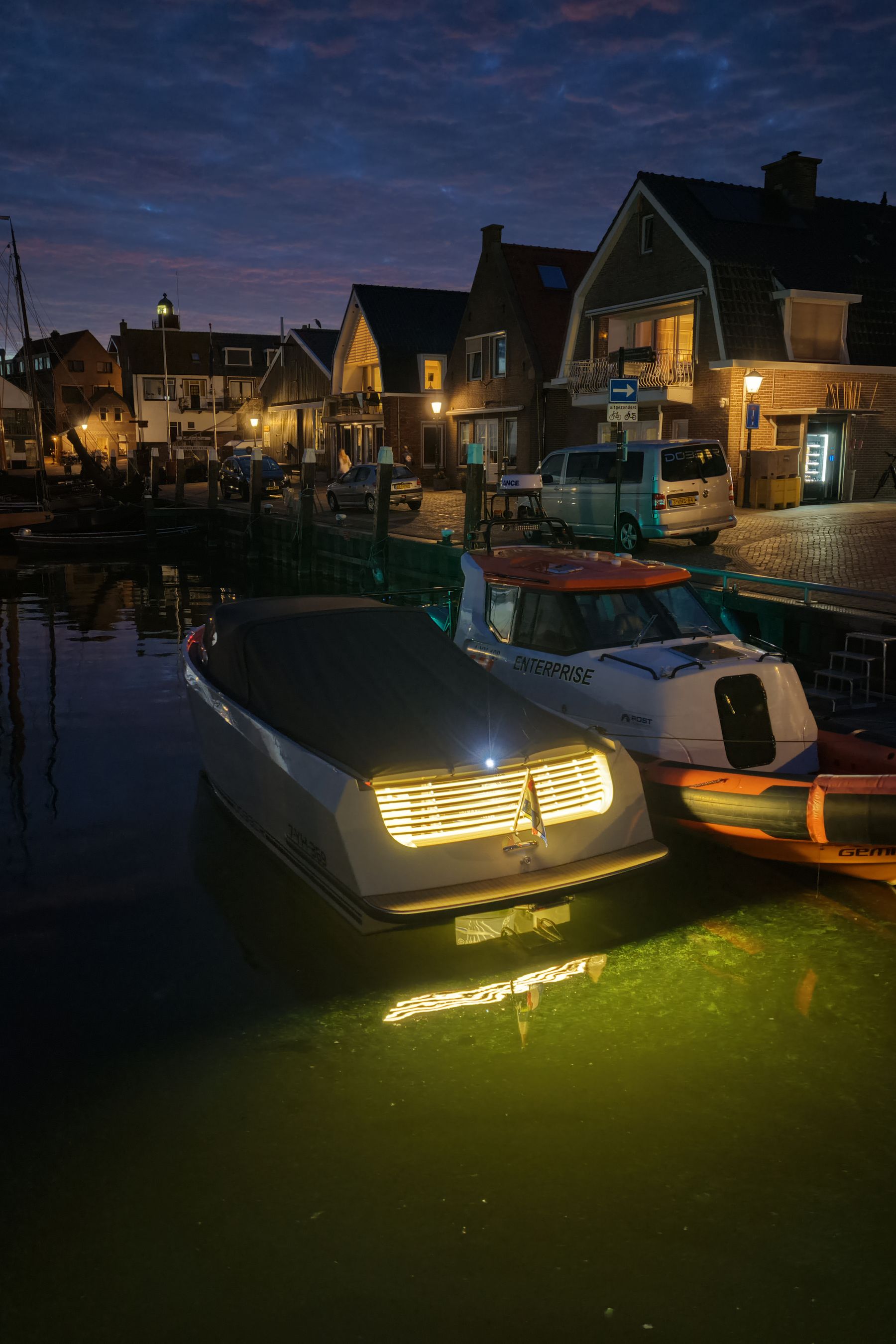 DOBBER 750 met verlichte grille in de haven bij avond