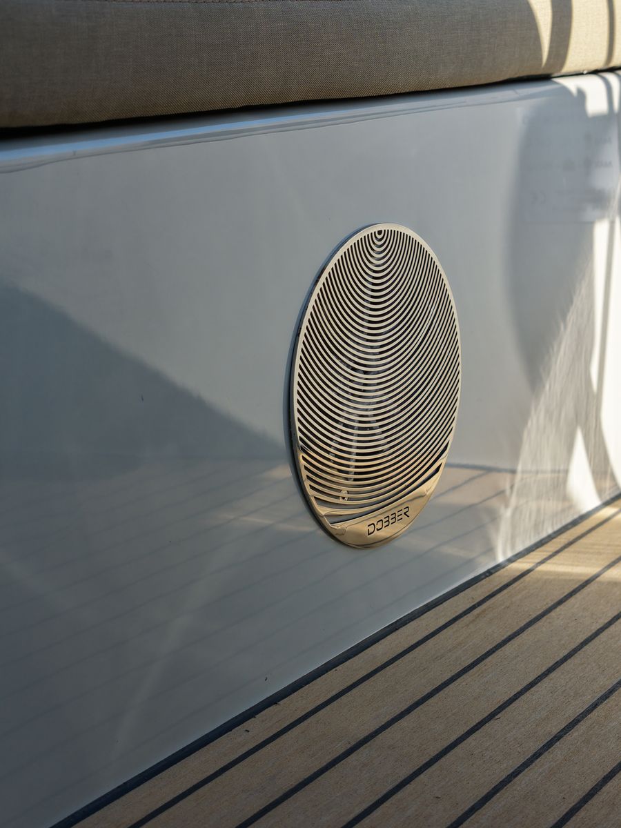 RVS speakerrooster met DOBBER-logo naast het teakdek