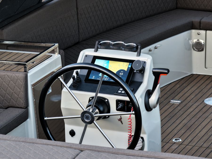 Stuurconsole met display van bovenaf