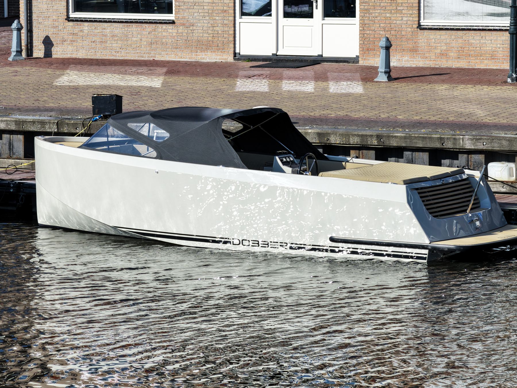 DOBBER 750 met kap afgemeerd in de haven