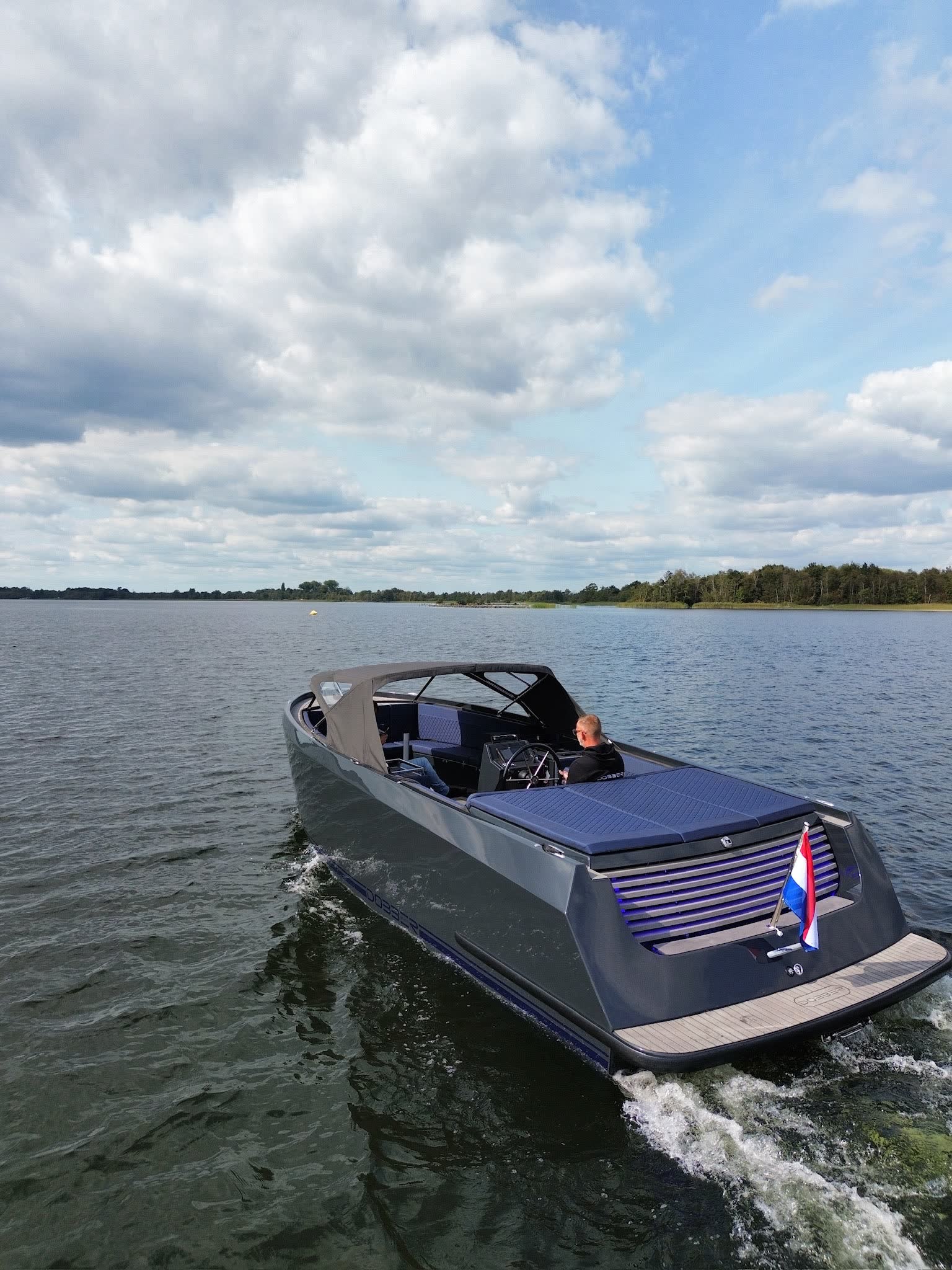 DOBBER 750 onderweg op het water